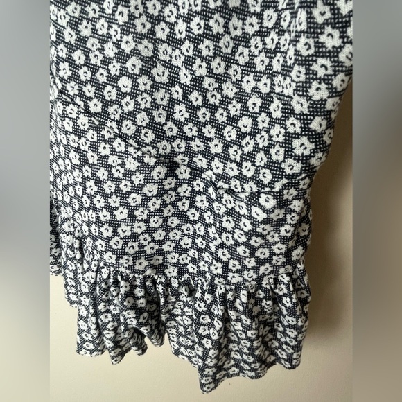 Urban Outfitters Womens Black White Knit Ruffle Cropped Babydoll Button Up Top M - Picture 3 of 10